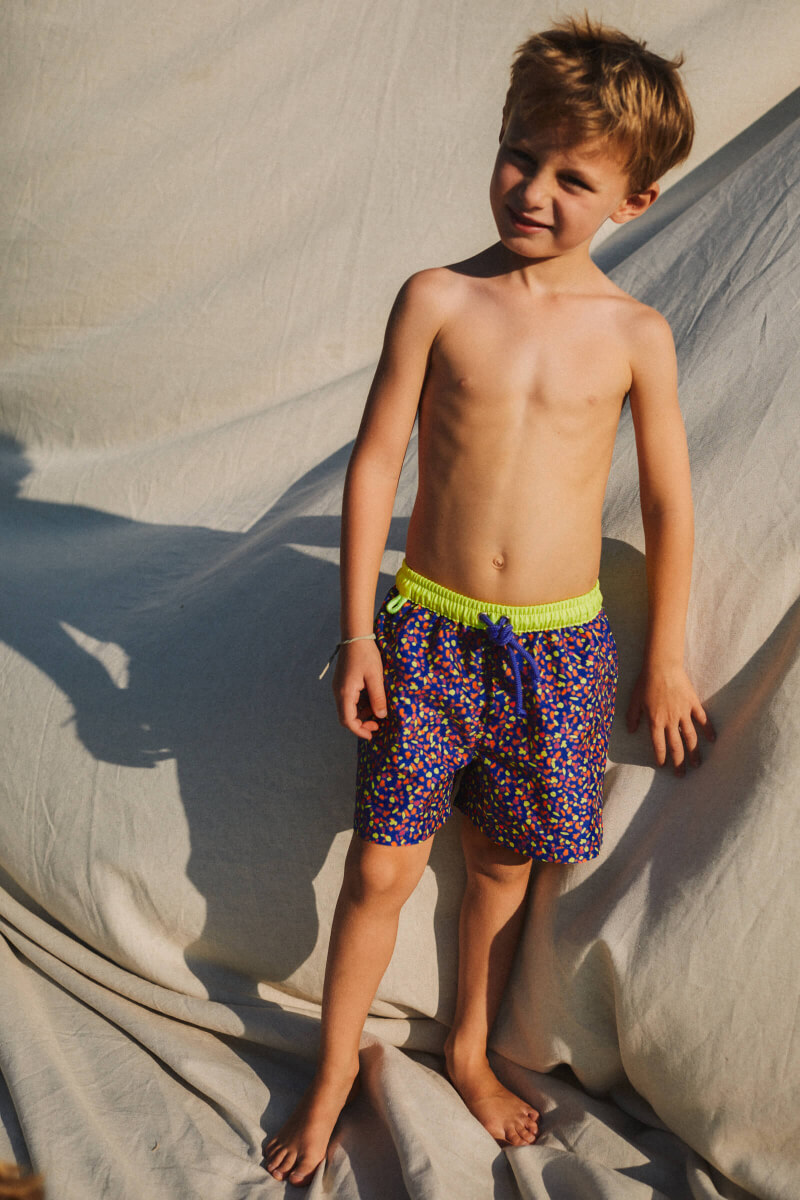 Boy wearing a swimsuit with elasticated belt Meno graffiti