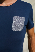 Homme porte un T-Shirt col rond navy poche azulejos