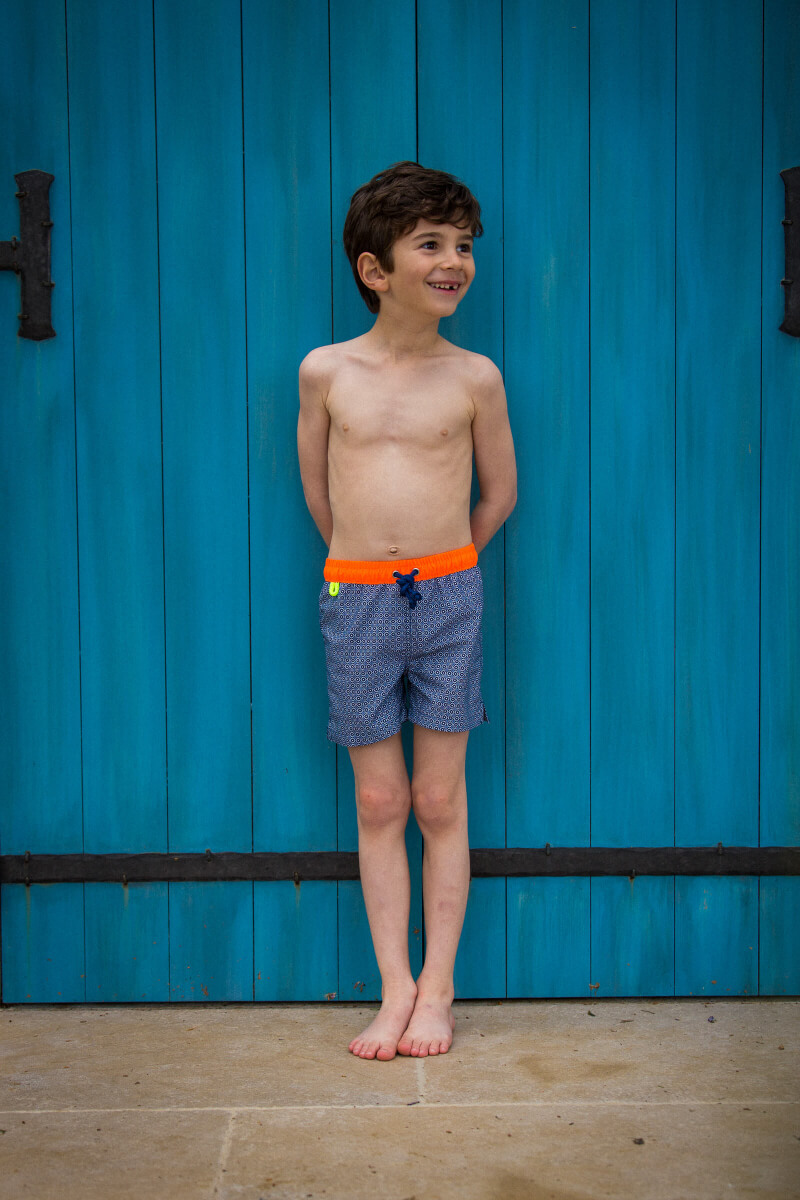 Boy wearing a swimsuit with buttoned belt Meno Navy Pop Azulejos