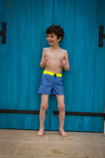 Garçon portant un maillot de bain à ceinture élastique Meno Sunny Atolls