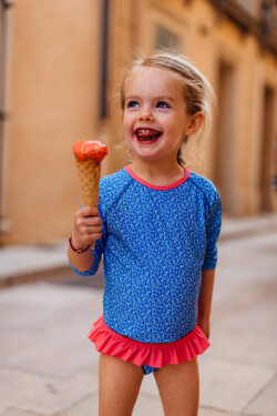 Petite fille portant un t-shirt Anti-UV mixte Riviera