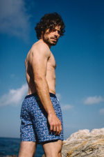 Homme portant un maillot de bain à ceinture élastique Byron Bay