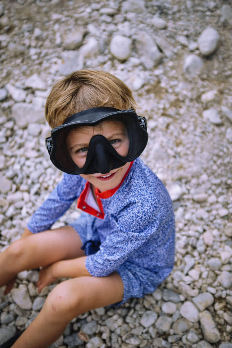 Enfant portant un Top Anti-UV Off the Coast