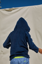 enfant portant un sweat éponge bleu navy