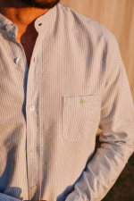 homme portant une chemise col mao rayé sky blue