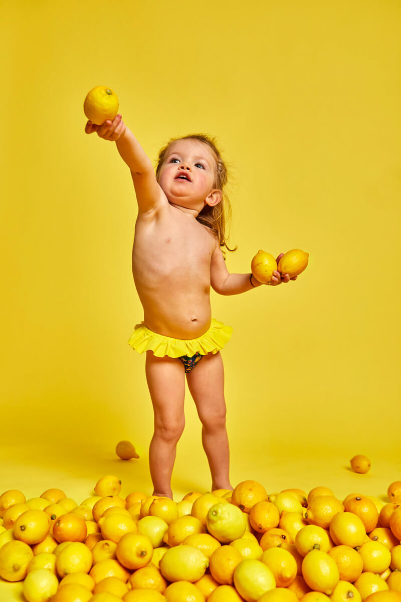 Petite fille portant une culotte de bain Lemonade