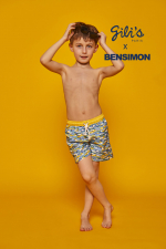 Garçon portant un maillot de bain à ceinture élastique Meno Camouflage GILI'S x BENSIMON
