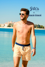 Homme portant un maillot de bain à ceinture élastique  Pâquerettes GILI'S x EMOI EMOI