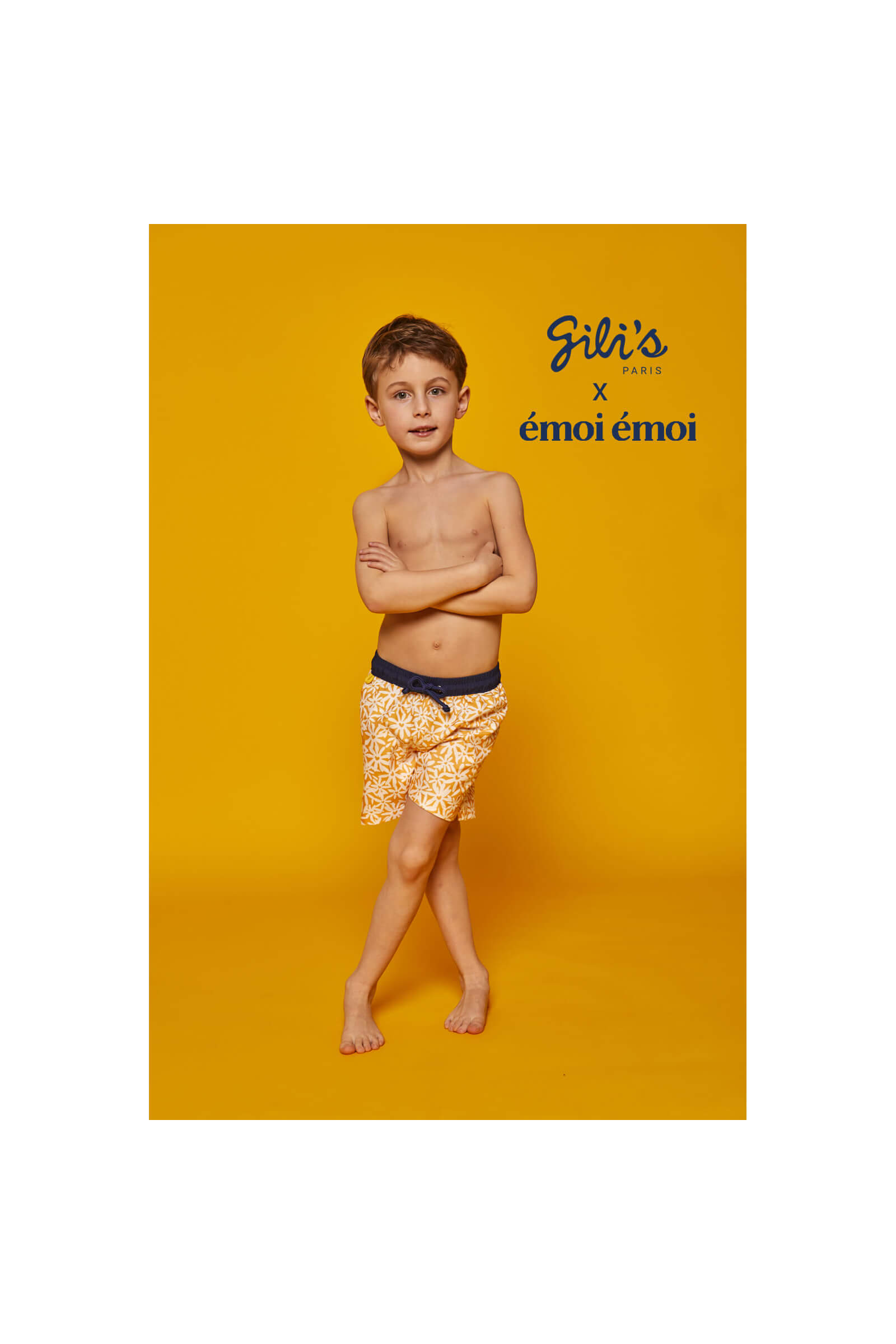 Garçon portant un maillot de bain à ceinture élastique Meno Pâquerettes GILI'S x EMOI EMOI