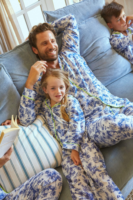 Homme et petite fille portant un pyjama chemise-pantalon imprimé Toile de Jouy Balinaise