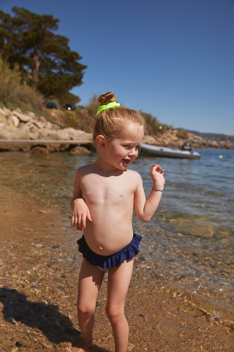 Petite fille portant une culotte de bain Octavie Blue Seersucker