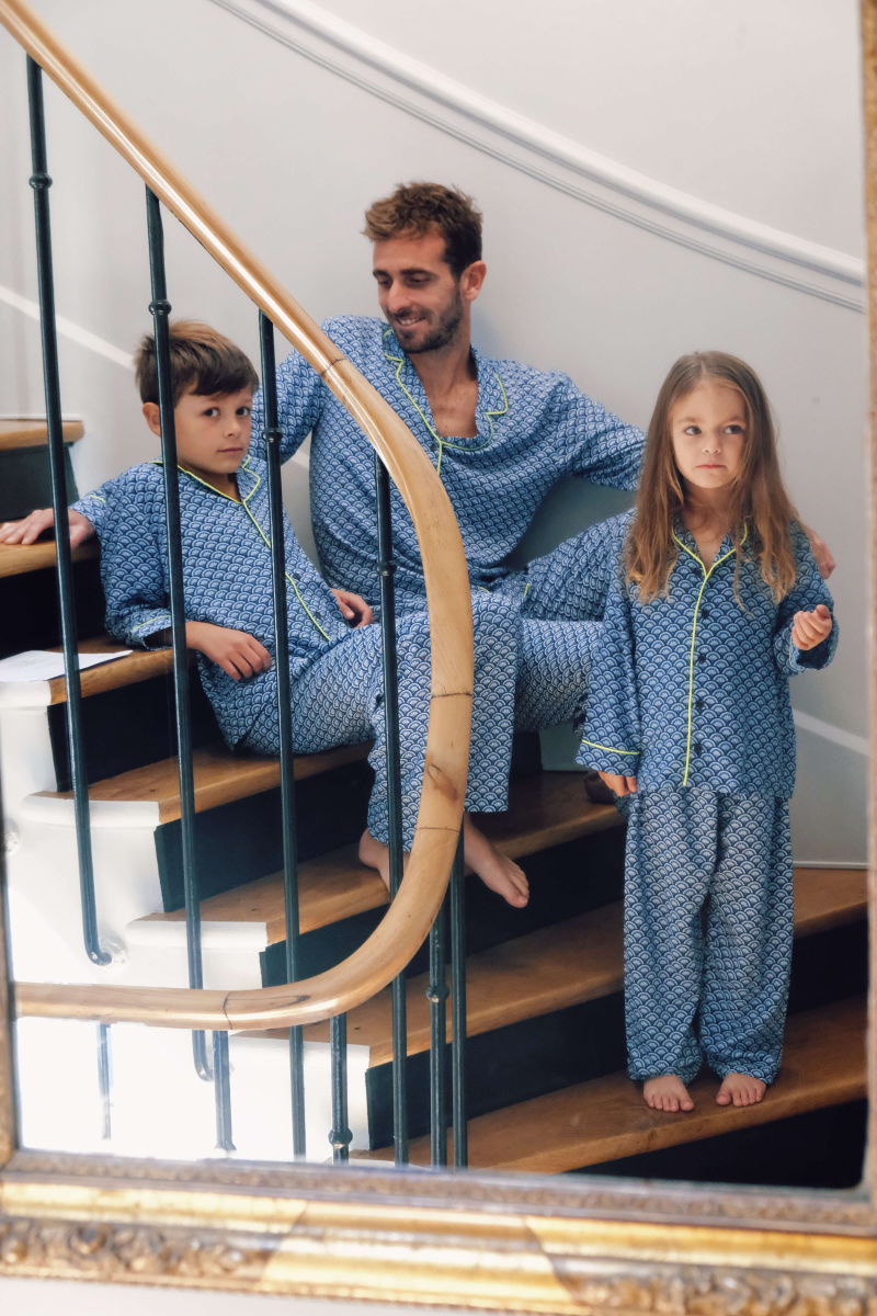 Famille portant un pyjama chemise-pantalon imprimé Blue Kyoto