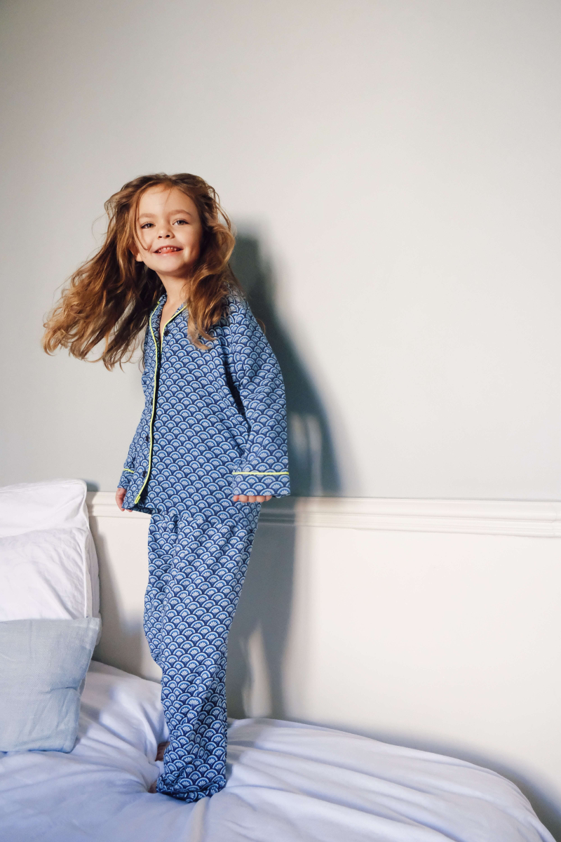Petite fille portant un pyjama chemise-pantalon imprimé Blue Kyoto