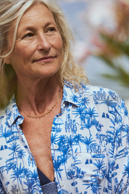 Femme portant une chemise à manches longues imprimée Toile de Jouy balinaise
