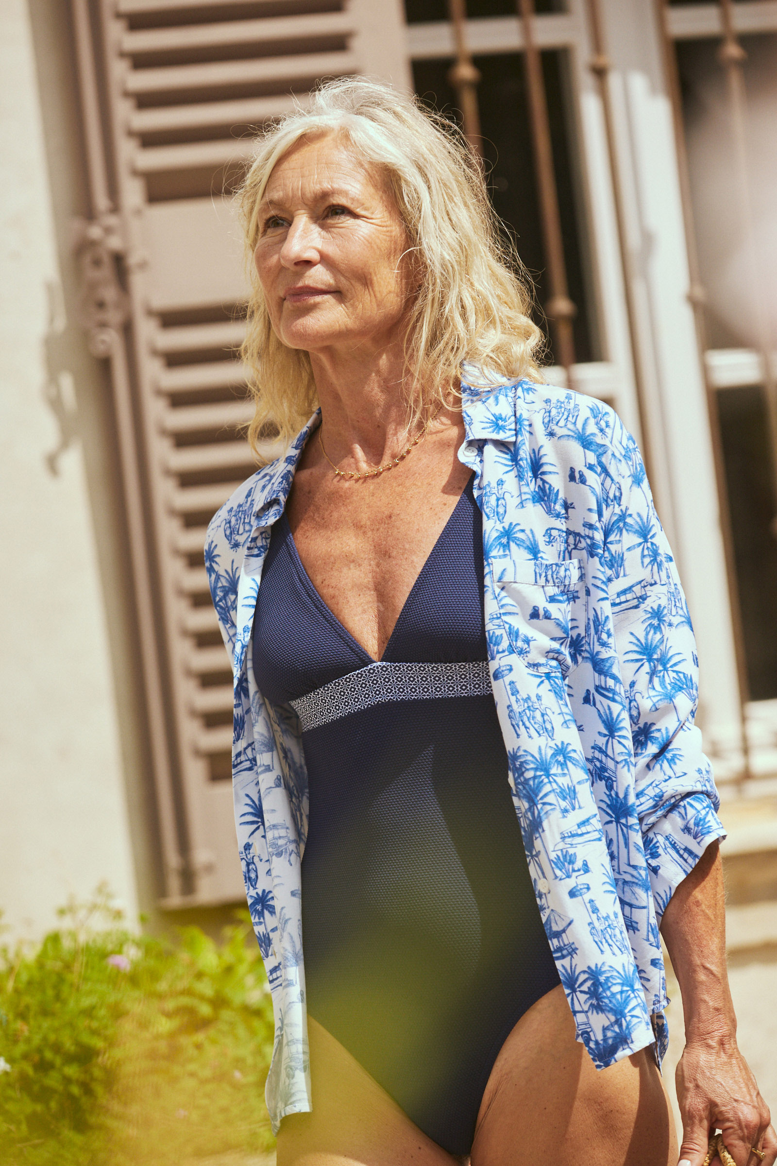 Femme portant une chemise à manches longues imprimée Toile de Jouy balinaise