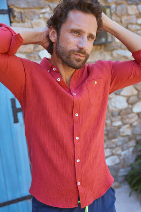 Homme portant une chemise poppy red en gaze de coton, col classique