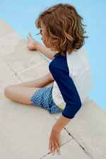Enfant portant un Top Anti-UV Happy Holidays