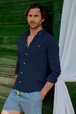 Homme portant une chemise à manches longues en gaze de coton Bleu gris