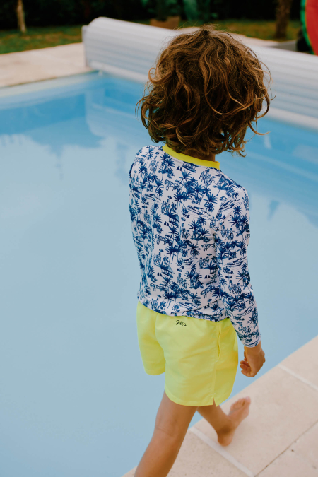 Enfant portant un Top Anti-UV Toile de Jouy Balinaise