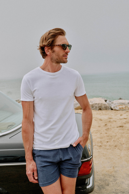 Homme portant un t-shirt à manches courtes en coton éponge blanc