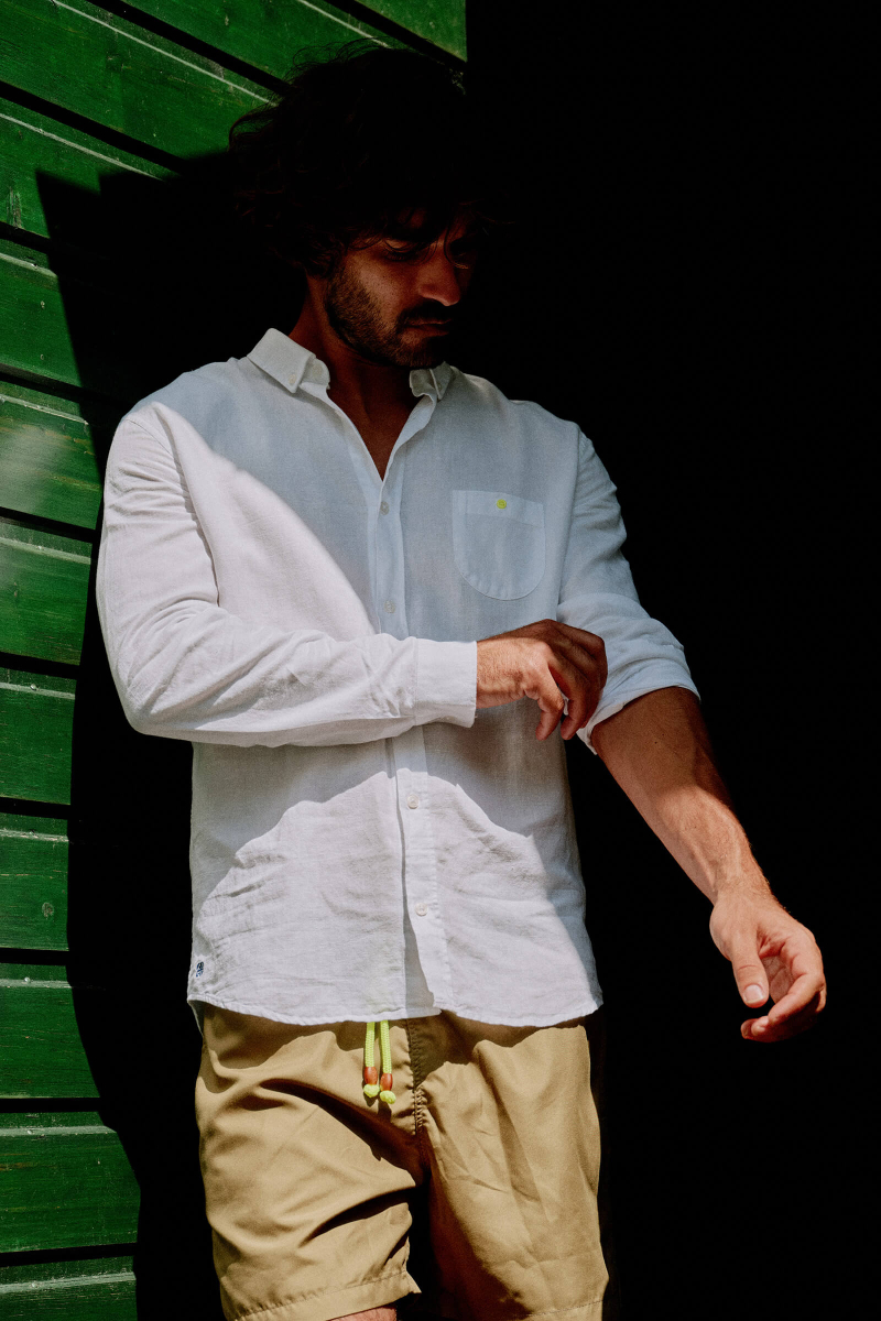 Homme portant une chemise blanche col classique focus