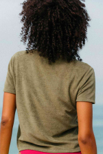 Femme portant un t-shirt en coton éponge à manches courtes vert kaki