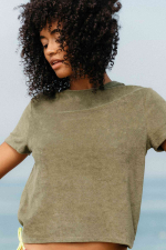 Femme portant un t-shirt en coton éponge à manches courtes vert kaki