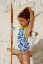 Petite fille portant un maillot de bain une-pièce Java Toile de Jouy Balinaise