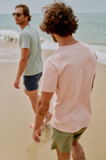 Hommes portant un t-shirt à manches courtes rose pale et vert clair col rond