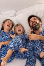 Famille portant un pyjama chemise-pantalon Amazonico