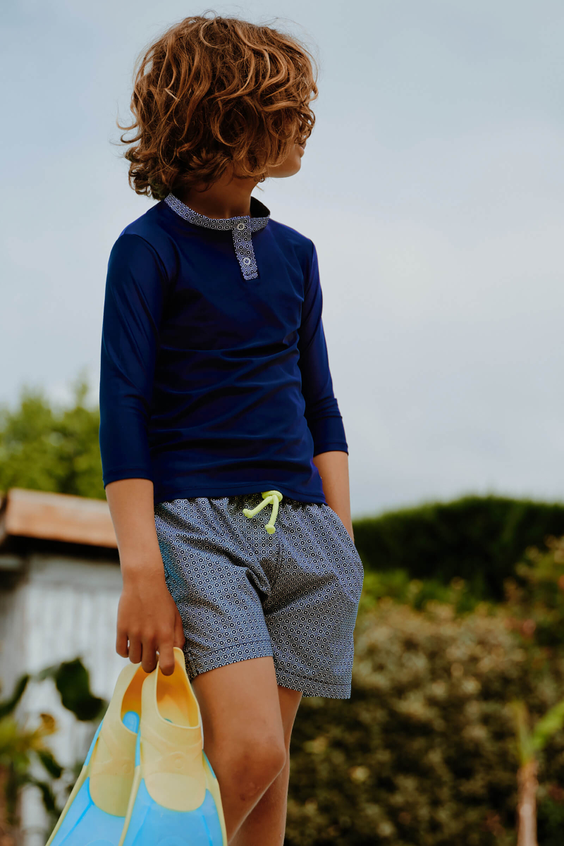 Kid wearing a anti UV t-shirt Navy Azulejos